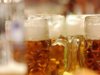 Symbolbild (dpa): Aus derart großen Krügen trinken Bier-Sommeliers in der Regel nicht.