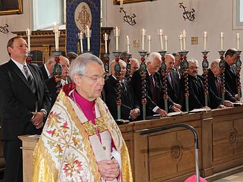 Erzbischof Ludwig Schick (u.) kam nach Eggolsheim, mit den 300. Geburtstag der Rosenkranzbruderschaft zu feiern. Fotos: Erlwein