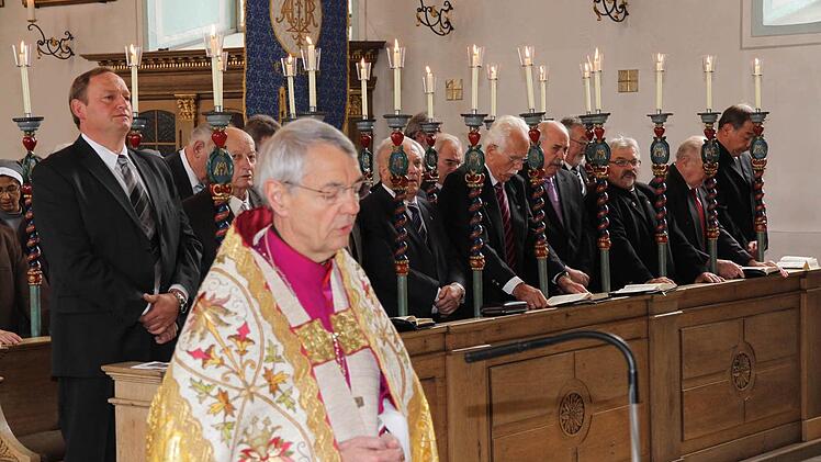 Erzbischof Ludwig Schick (u.) kam nach Eggolsheim, mit den 300. Geburtstag der Rosenkranzbruderschaft zu feiern. Fotos: Erlwein