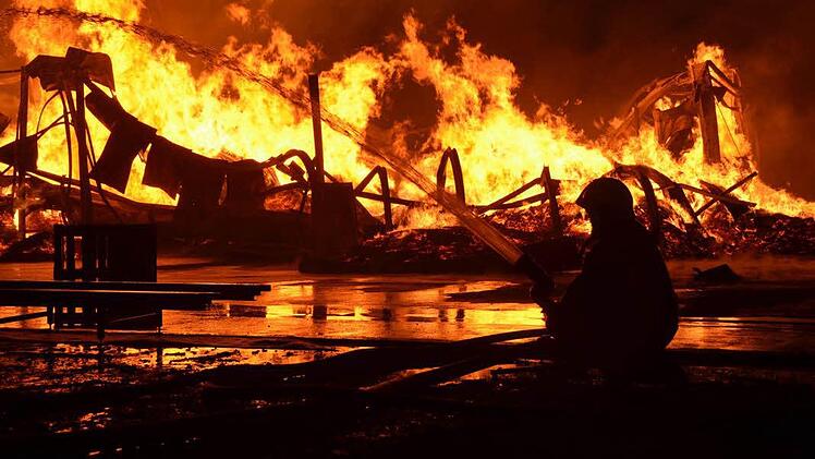 30 Meter hohe Flammen im Untererthaler Sägewerk: Rund 200 Feuerwehrleute kämpften über sieben Stunden gegen das Feuer. Foto: Peter Rauch