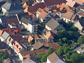 Im Herzen der Altstadt liegt das "Bären"-Gelände mit Brauerei- und Landwirtschaftsgebäuden, in der Bildmitte ist das Bettenhaus zu sehen.