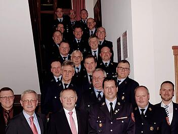 Erste Reihe: Jürgen Kolb, Gotthard Schlereth, Thomas Bold, Oliver Lukaschewitsch, Thomas Eyrich und Mario Götz. Dahinter die geehrten Feuerwehrleute.  Foto: Gerd Schaar