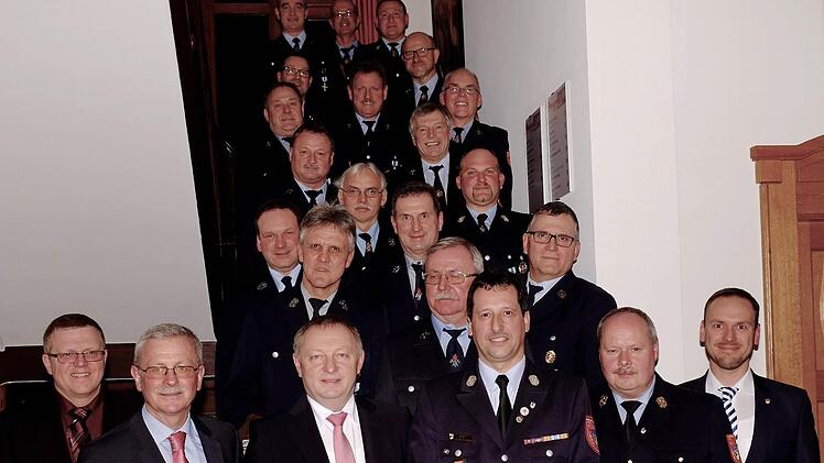 Erste Reihe: Jürgen Kolb, Gotthard Schlereth, Thomas Bold, Oliver Lukaschewitsch, Thomas Eyrich und Mario Götz. Dahinter die geehrten Feuerwehrleute.  Foto: Gerd Schaar