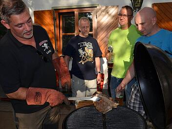 Wenn ein T-Bone-Steak auf dem Grill landet, das mehrere Tage in schottischem Whisky eingelegt war, läuft derselbige so manchem Zuschauer im Mund zusammen. Fotos: L. Händel