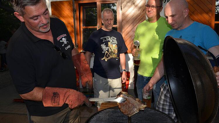 Wenn ein T-Bone-Steak auf dem Grill landet, das mehrere Tage in schottischem Whisky eingelegt war, läuft derselbige so manchem Zuschauer im Mund zusammen. Fotos: L. Händel