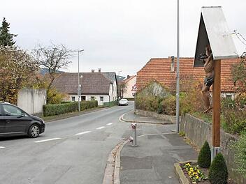 Am Kreuz im Baiersdorfer Ortskern soll im Rahmen der Dorferneuerung ein Platz zum Verweilen entstehen, in den auch ein Spielplatz mit eingebunden werden soll. Der bestehende im Außenbereich würde dann wegfallen.  Foto: Stephan Stöckel