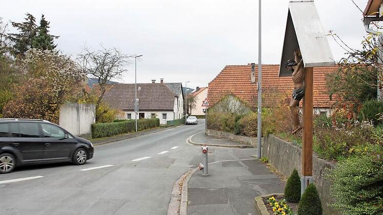 Am Kreuz im Baiersdorfer Ortskern soll im Rahmen der Dorferneuerung ein Platz zum Verweilen entstehen, in den auch ein Spielplatz mit eingebunden werden soll. Der bestehende im Außenbereich würde dann wegfallen.  Foto: Stephan Stöckel