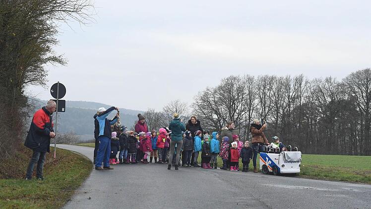 Auch der Aschbacher Kindergarten schaut gebannt zu. Foto: Ronald Rinklef