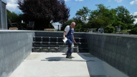 M+R-Monteur Pohl beim Poolreinigen vor dem Folieneinbau.