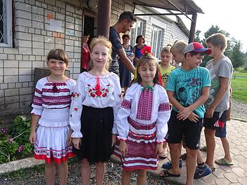 Die Kinder haben sich herausgeputzt. Thomas Wolf (hinten Mitte) verteilt kleine Geschenke. privat