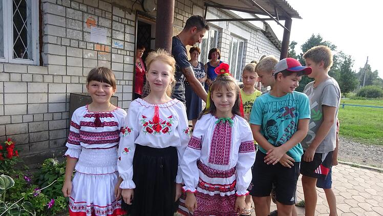 Die Kinder haben sich herausgeputzt. Thomas Wolf (hinten Mitte) verteilt kleine Geschenke. privat