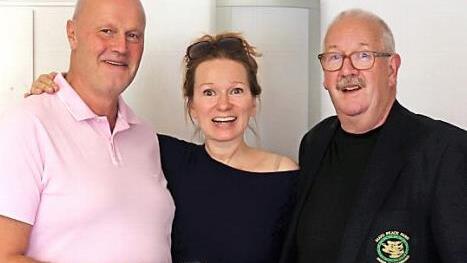 Ernie Sweeney &uuml;berreichte Gerald Brehm eine irische Peacepark-Krawatte, dar&uuml;ber freut sich auch Dagmar Herzing. Foto: Johanna Blum