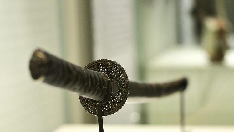 In Herzogenaurach ist ein alkoholisierter Rollerfahrer gegen einen Gartenazun gefahren. Der Mann war mit einem Samuraischwert bewaffnet. Symbolbild: pixabay/padrinan