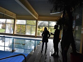 Silke Launert, Mirco Helbig und  Ralf Kunzmann am Lehrschwimmbecken Foto: Petra Malbrich