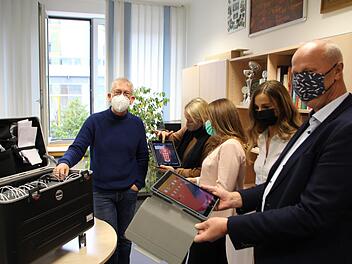 Tablet-Computer aus dem Koffer garantieren, dass alle Schüler der Spix-Schule online unterrichtet werden können, Bei der Vorstellung von links: Michael Ulbrich, Jana Scheidt, Roswitha Wiegandt , Verena Hausmann und Gerald Brehm.   Foto: Andreas Dorsch