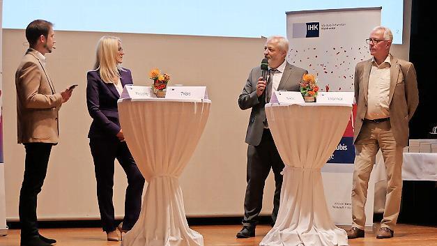 Johannes Keppner (links) moderierte eine Talkrunde mit Caroline Trips, Haßfurts Bürgermeister Günther Werner (rechts) und Wirtschaftsförderer Michael Brehm.