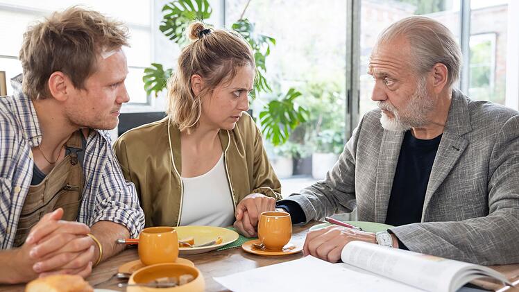 Saskias (Hanna Plaß) Vater Gernot (Jan-Gregor Kremp, rechts) plant, seine Tochter und ihren Verlobten Paul (Anton Spieker) zu einem gemeinsamen Aufenthalt nach Rom einzuladen. Doch dem zukünftigen Ehepaar steht der Sinn ganz und gar nicht nach Urlaub.