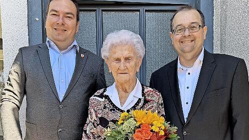 Elisabeth Martin feiert ihren 95. Geburtstag. Erster Bürgermeister Thomas Söder (r.) gratuliert im Namen der Stadt.