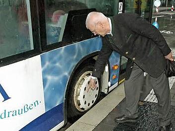 Der Behindertenbeauftragte Johannes Thaben, erkläre die sinnvolle Symbiose zwischen der Bushaltestellenerhöhung und der Neigetechnik der Linienbusse. Foto: Edwin Meißinger