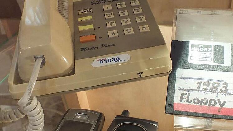 Ein altes Telefon, alte Handys und eine Diskette