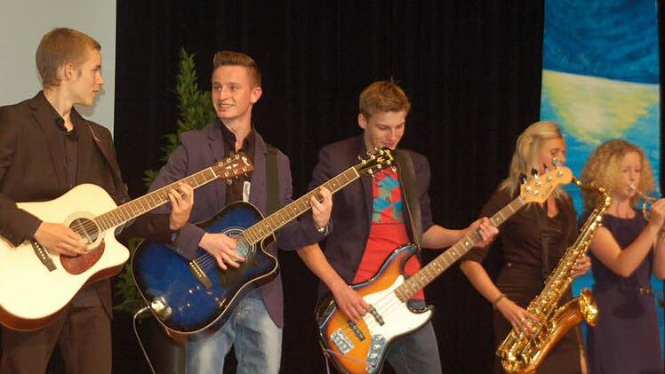 Die Schülerband heizte bei der Verabschiedung der CO II im Kongresshaus ein. Fotos: Gabi Arnold