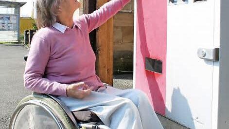 Helga Gegenfurtner, Behindertenbeauftragte von Ebensfeld, zeigt an einem Fahrkartenautomaten der Bahn am Ebensfelder Bahnhof, dass es nicht nur um Rampen und Fahrstühle geht. Aus ihrem Rollstuhl kann sie am Display nichts erkennen und das Gerät auch nicht bedienen.