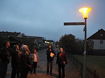 Bürgermeister Jürgen Hennemann und Bauamtsleiter Martin Lang (von rechts) zusammen mit den Mitgliedern des Bauausschusses bei der Begutachtung eines neuen Lampentyps in der Angerstraße in Ebern.  Foto: Helmut Will