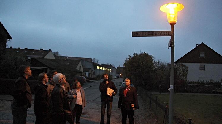 Bürgermeister Jürgen Hennemann und Bauamtsleiter Martin Lang (von rechts) zusammen mit den Mitgliedern des Bauausschusses bei der Begutachtung eines neuen Lampentyps in der Angerstraße in Ebern.  Foto: Helmut Will