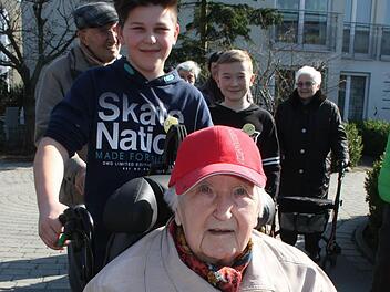 David und Seniorin Hilde sind schon ein gutes Team. Anfangs hatte die 93-Jährige noch ein bisschen Angst, vor allem wenn es bergab ging.