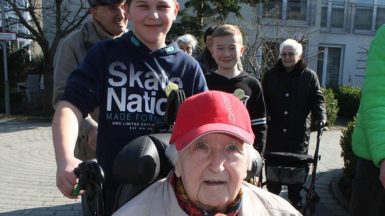 David und Seniorin Hilde sind schon ein gutes Team. Anfangs hatte die 93-Jährige noch ein bisschen Angst, vor allem wenn es bergab ging.