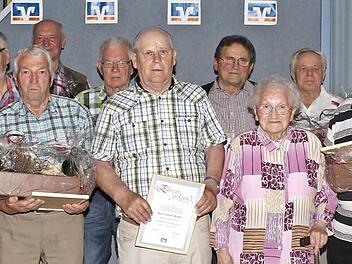 Sie sind 50 und 60 Jahre der Raiffeisenbank treu geblieben. Foto: E. Seeger
