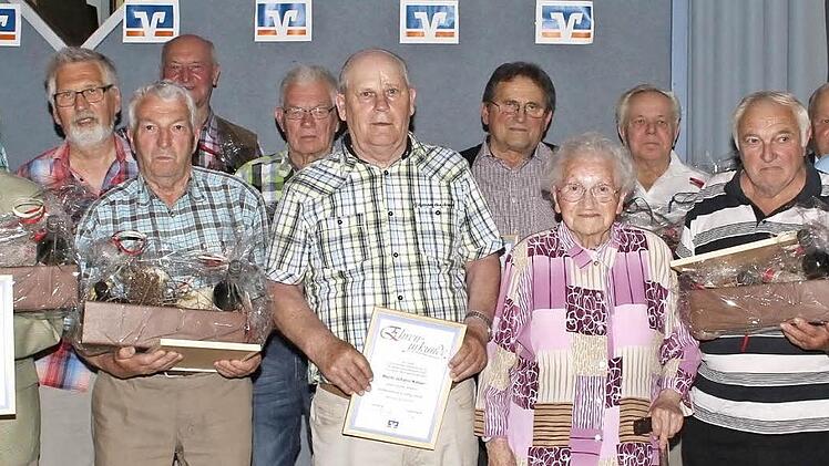 Sie sind 50 und 60 Jahre der Raiffeisenbank treu geblieben. Foto: E. Seeger