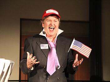 In Helga Sieberts Jahresrückblick bekommen viele Politiker ihr Fett weg, so auch der neue amerikanische Präsident. Foto: Gerda Völk