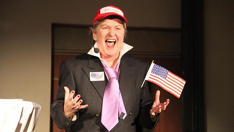 In Helga Sieberts Jahresrückblick bekommen viele Politiker ihr Fett weg, so auch der neue amerikanische Präsident. Foto: Gerda Völk