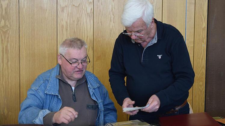 Dieter Kemptner (rechts) schaut sich zusammen mit Ulrich Erhard seine Sammlung an Numisbriefen durch. Foto: Daniela Pondelicek