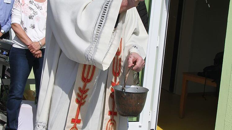 Auch wenn der Kindergarten unter der Trägerschaft der Die Kita gGmbH steht und somit eigentlich evangelisch ist, darf ein bisschen Weihwasser zur Einweihung nicht fehlen: Dekan Hans Roppelt wünschte sich - wie auch sein evangelischer Kollege Thomas Kretschmar - dass alle Kinder, die die Einrichtung besuchen, sich geliebt und willkommen fühlen
