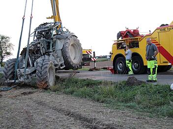 Schwerstarbeit im Wortsinn hatten die Mitarbeiter des Unternehmens zu leisten, die den samt seiner Ladung umgestürzten Tieflader am Montag bergen mussten. Foto: Richard Sänger