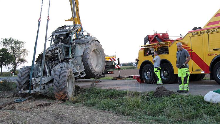 Schwerstarbeit im Wortsinn hatten die Mitarbeiter des Unternehmens zu leisten, die den samt seiner Ladung umgestürzten Tieflader am Montag bergen mussten. Foto: Richard Sänger