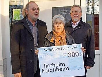 Johannes Mohr, Referent bei der Versammlung des Vereins, Marianne Wende vom Tierheim Forchheim und Helmut Pfefferle, Vorsitzender Verein f&uuml;r den Schutz des Naturpark Fr&auml;nkische Schweiz. Foto: privat