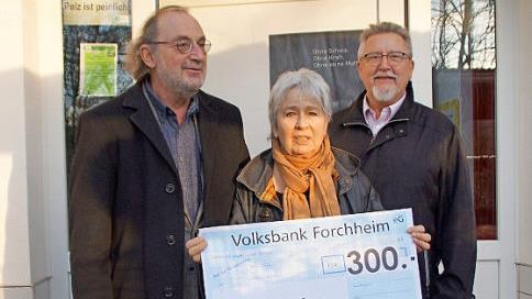 Johannes Mohr, Referent bei der Versammlung des Vereins, Marianne Wende vom Tierheim Forchheim und Helmut Pfefferle, Vorsitzender Verein f&uuml;r den Schutz des Naturpark Fr&auml;nkische Schweiz. Foto: privat