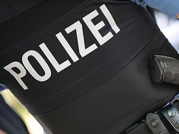 Ein vermutlich bewaffneter Mann sorgt derzeit für einen größeren Polizeieinsatz in Steinbach am Wald. Symbolbild, Foto: Arne Dedert/dpa.