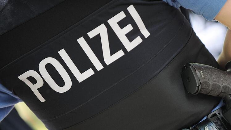 Ein vermutlich bewaffneter Mann sorgt derzeit für einen größeren Polizeieinsatz in Steinbach am Wald. Symbolbild, Foto: Arne Dedert/dpa.