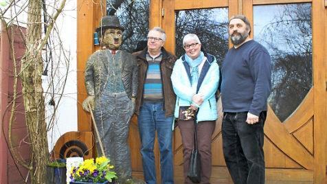 Karl-Ludwig und Roswitha Grodd besuchen Stefan Kügel in Heppstädt, um den Ablauf des Theaterabends zu besprechen.  Foto: Carmen Schwind
