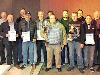 Die Vertreter der Mannschaften bei der Siegerehrung mit dem Jugendpokalgewinner Sebastian Doppel (Fünfter von rechts).  Foto: K.-H. Hofmann