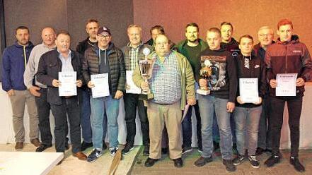 Die Vertreter der Mannschaften bei der Siegerehrung mit dem Jugendpokalgewinner Sebastian Doppel (Fünfter von rechts).  Foto: K.-H. Hofmann