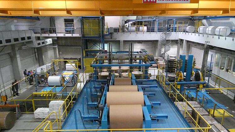 Hier werden die fertigen Zeitungspapierrollen automatisch verpackt.