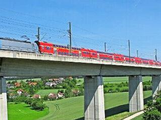 Ein Regionalexpress auf der Neubaustrecke auf der Talbrücke Weißenbrunn. Die Bayerische Eisenbahngesellschaft will die Züge ab Dezember 2023 fünfmal pro Tag bis Erfurt weiterfahren lassen. Foto: Claus Weber/DB AG