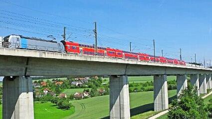 Ein Regionalexpress auf der Neubaustrecke auf der Talbrücke Weißenbrunn. Die Bayerische Eisenbahngesellschaft will die Züge ab Dezember 2023 fünfmal pro Tag bis Erfurt weiterfahren lassen. Foto: Claus Weber/DB AG