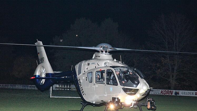 Auch ein Polizeihubschrauber mit Wärmebildkamera war an der Suche beteiligt. "Edelweiß 4" war auf dem Sportplatz Unterpreppach zwischengelandet.