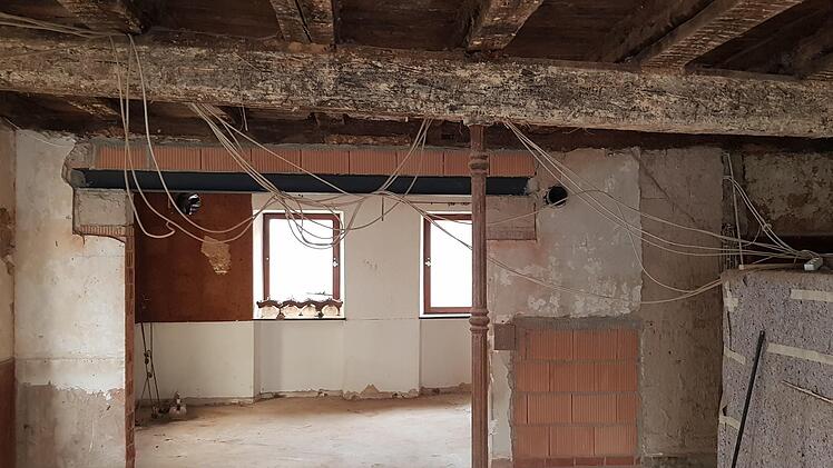 Der Durchgang zum Nebenzimmer wurde erweitert und stabilisiert.